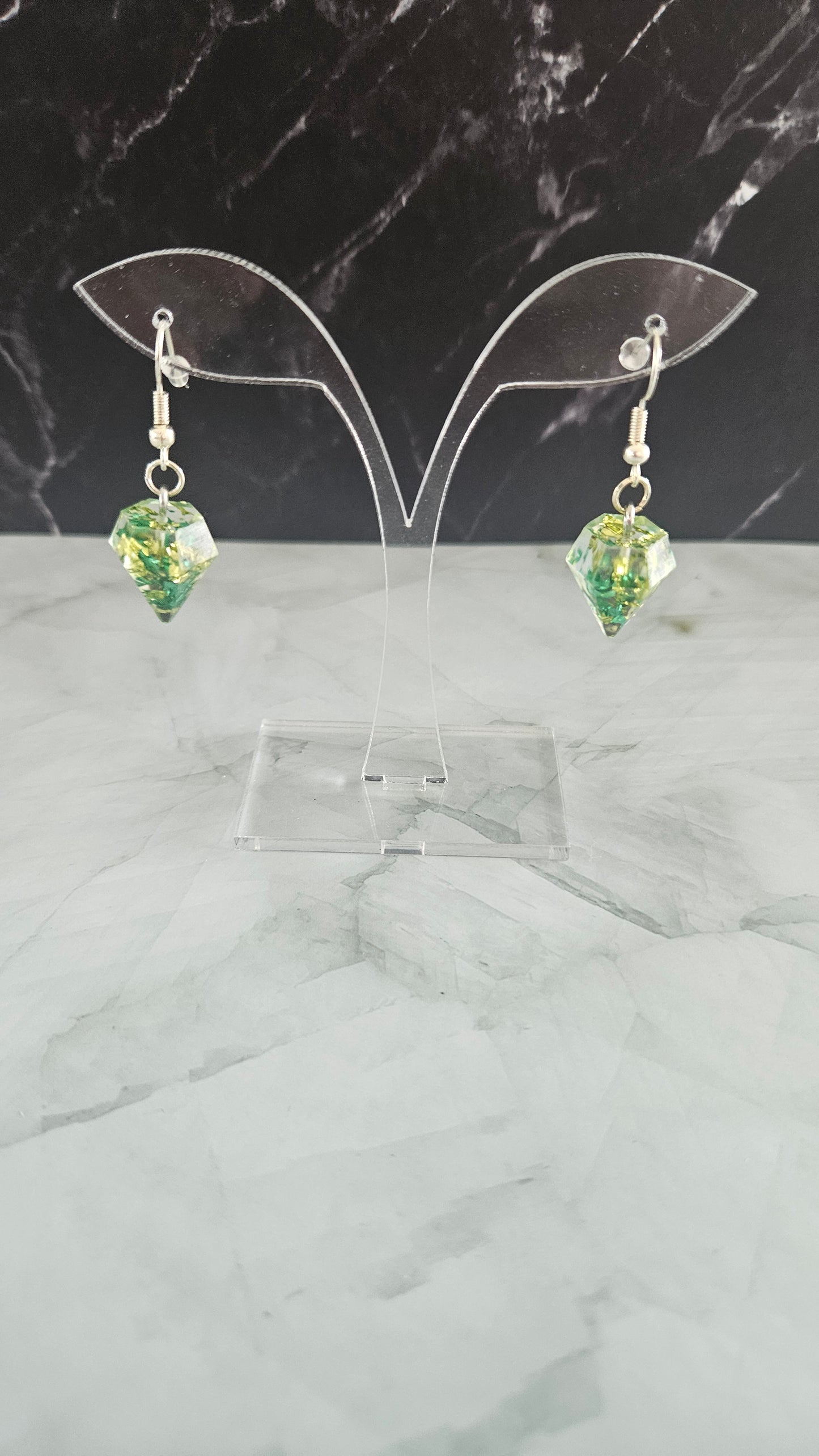 Boucle d'oreille en forme de diamant